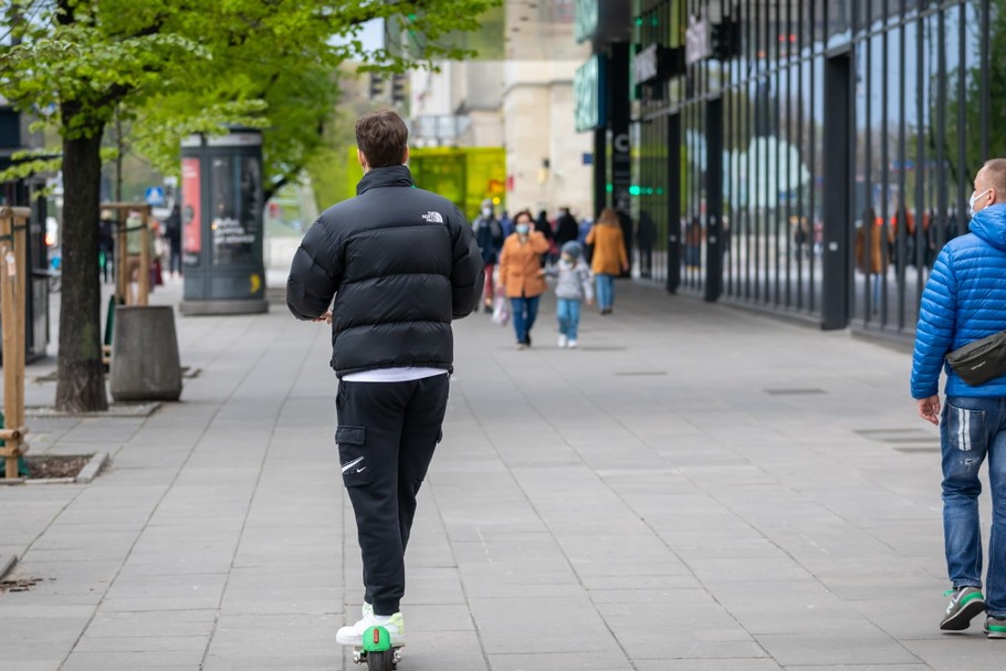 Od 20 maja wchodzi nowela Prawa o ruchu drogowym. Jeśli w danym miejscu nie ma drogi rowerowej, a limit prędkości poruszania się po jezdni przekracza 30 km na godz., dozwolone jest poruszanie się na hulajnogach po chodnikach