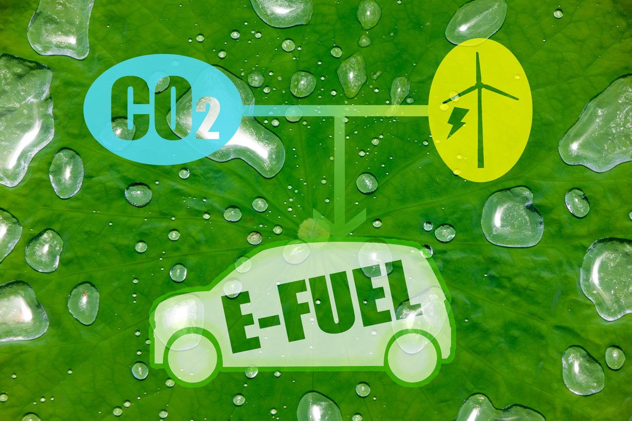 E-fuel je syntetické palivo vyrábané z elektriny, vodíka a CO2. Liter stojí 4 až 8 eur, no pre fanúšikov benzínových motorov predstavuje nádej na prežitie aj po roku 2035. Výnimka pre čisto eFuel-autá platí v EÚ od roku 2023. 