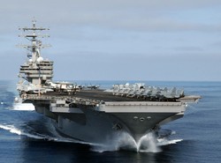 Lotniskowiec idzie z pomocą turystom