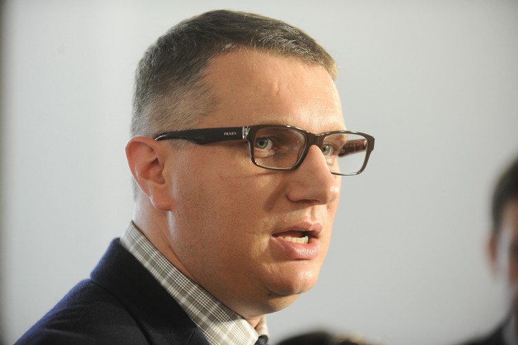 <b>Przemysław Wipler</b>
<br>
<br>
Kilka tygodniu temu Wipler został poturbowany przed jednym z warszawskich klubów. Według policji, Wipler, nie przedstawiając się i nie informując, że jest posłem, podszedł do dwójki interweniujących policjantów i zaatakował ich - słownie i fizycznie. Sam Wipler twierdzi, że został pobity przez policjantów, a gdy udało mu się wyciągnąć legitymację poselską, funkcjonariusze przestraszyli się sytuacji i przekazali go kolejnej ekipie policyjnej.
<br>
<br>
Sprawa nie został jeszcze wyjaśniona, ale wizerunkowi Wiplera na pewno nie pomogły wypowiedzi dla mediów, w których mętnie tłumaczył się z całej sytuacji.
<br>
<br>
Wipler zaangażował się ostatnio w tworzenie nowej partii Jarosława Gowina - ale do momentu, kiedy nie oczyści się z niedawnej burdy, nie może liczyć na funkcję w Polsce Razem.