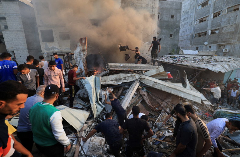 Palestyńczycy na gruzach budynku po izraelskim bombardowaniu na południu Strefy Gazy, 4 listopada 2023 r.