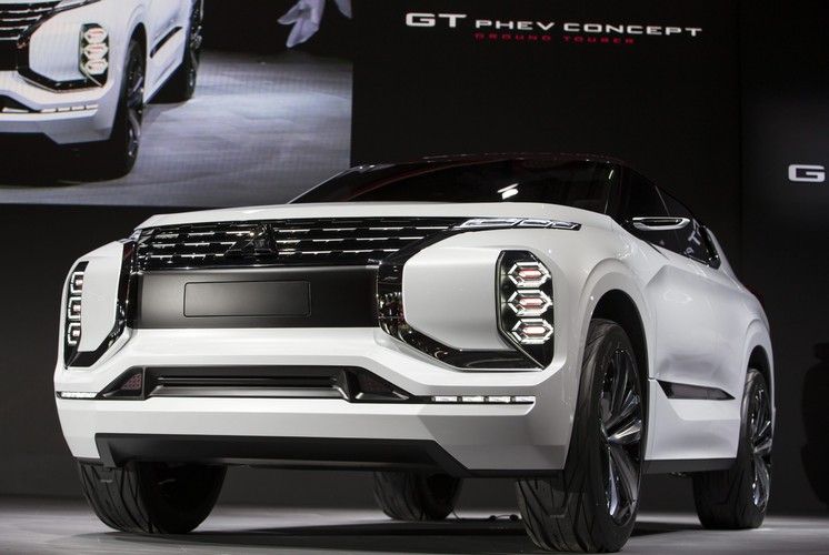 Samochód przeznaczony do seryjnej produkcji pokazał natomiast Opel, który przedstawił na Motor Show Amperę-e. Producent przekonuje, że samochód, którego odpowiednik jest sprzedawany w USA jako Chevrolet Bolt, będzie mieć zasięg do 400 km na jednym ładowaniu.<br><br>
France Paris Motor Show - Mitsubishi GT Phev