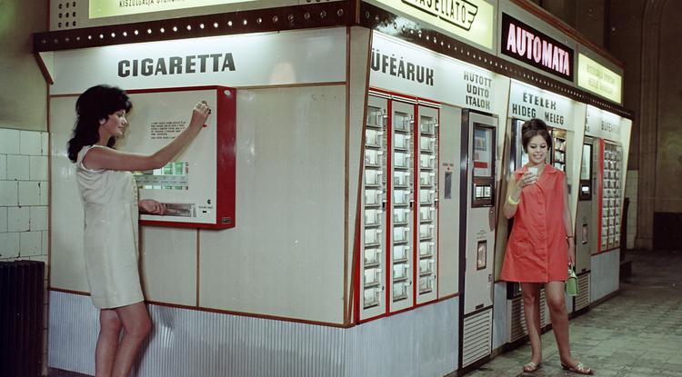 Keleti pályaudvar, az Utasellátó Vállalat ital és étel automatája a csarnokban.