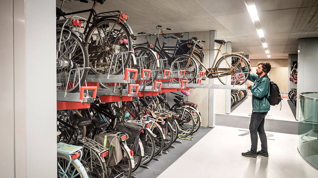 12500 kerékpár fér el a világ legnagyobb, földalatti kerékpártárolójában