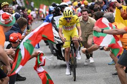 Tour de France. Kibic rzucał chipsami w kolarzy. Będzie miał kłopoty