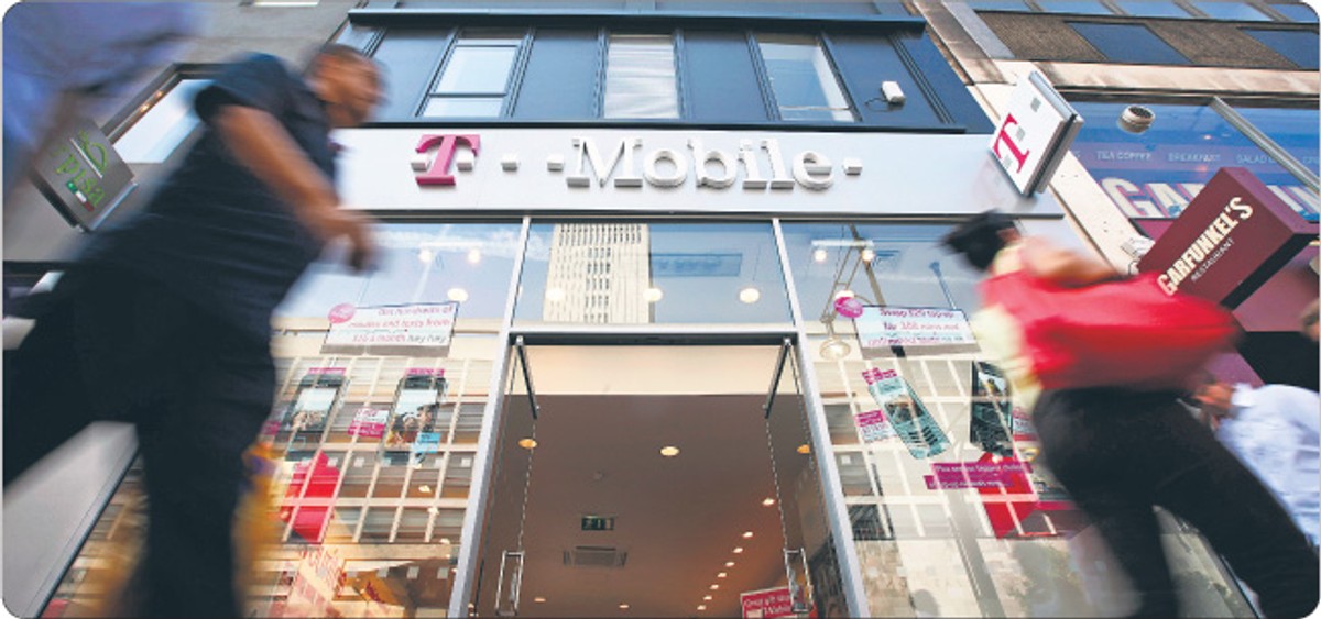 T-Mobile ma doświadczenie w budowaniu wizerunku na skalę globalną. Lokalne marki, m.in. Westel na Węgrzech, Paegas w Czechach, zastąpiło szaro-różowe logo. Wkrótce pojawi się ono również w Polsce Fot. Bloomberg