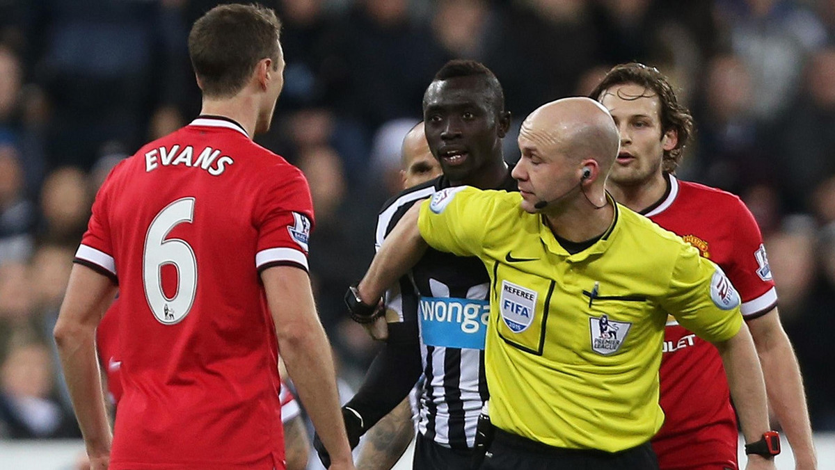 W środę w trakcie meczu Premier League między Newcastle United i Manchesterem United (0:1) doszło do spięcia między napastnikiem gospodarzy Papissem Cisse oraz obrońcą gości Jonnym Evansem. Według dziennikarzy piłkarz Czerwonych Diabłów miał wówczas opluć rywala, których chwilę później próbował zrewanżować się w identyczny sposób. Jednak Evans zaprzecza i wystosował oświadczenie.