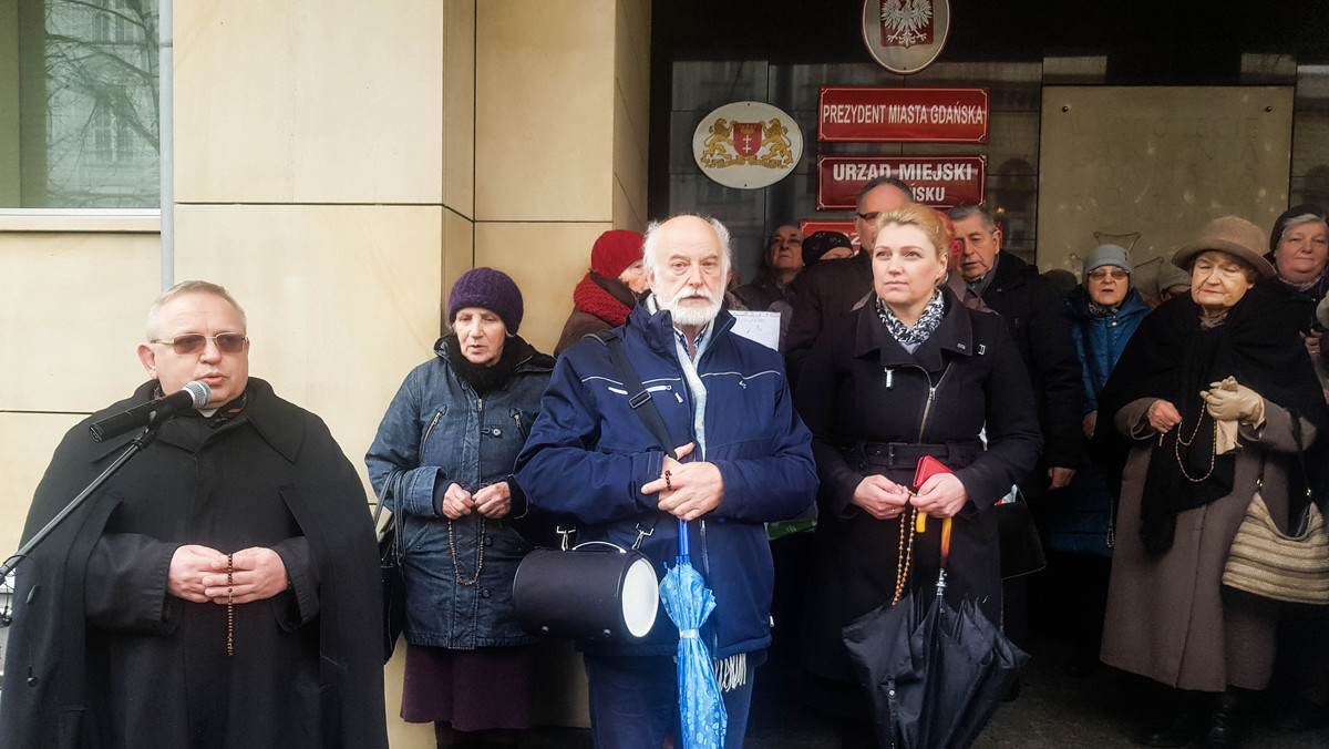Gdańsk: Protest przeciwko edukacji seksualnej w szkołach. Modlili się pod urzędem