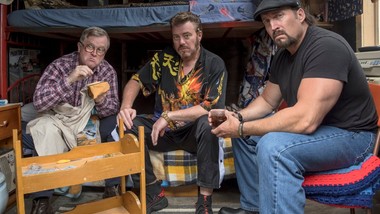 stojąc na ramionach kociaków chłopaki z baraków gdzie oglądać