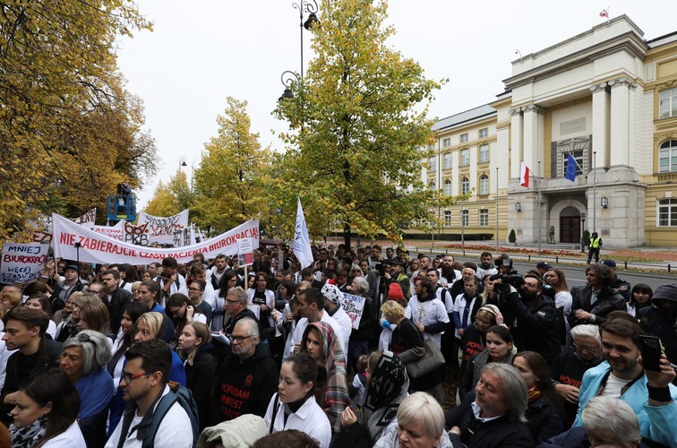 <strong>W sobotę przed KPRM odbywał się pikieta medyków i pacjentów wspierających ich postulaty</strong>  <br></br>Część protestujących rezydentów była ubrana w białe fartuchy lekarskie, niektórzy mieli czarne koszulki z napisem „Protest głodowy”. <br></br>Pikietujący mają transparenty z hasłami: „Chcemy leczyć w Polsce”, „Przepracowany personel naraża życie pacjenta”, „Szpital bez lekarzy to tylko budynek”, „Dr Google – jedyny, który nie wyjedzie”.