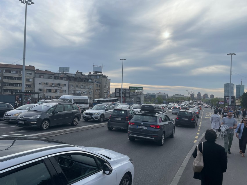 Gužve na Brankovom mostu, ljudi idu pešaka
