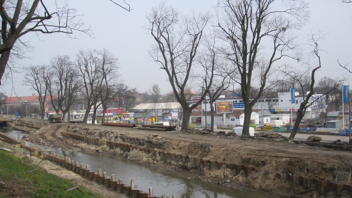 Jeszcze pod koniec tego roku zakończą się prace remontowe w ramach kolejnego etapu przebudowy Kanału Raduni w Gdańsku. Kanał Raduni zyska solidne zabezpieczenie i zostanie oczyszczony, a mieszkańcy Oruni, Lipiec i Św. Wojciecha mogą spać spokojnie - koszmary o powodzi to już przeszłość.