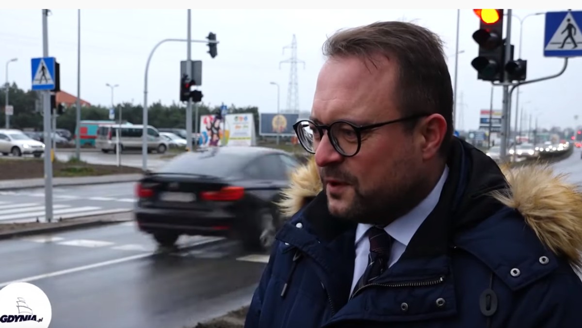 Gdynia: Wiceprezydent mówi o bezpieczeństwie, w tle auto przejeżdża na czerwonym