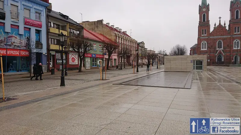 Betonowy parking na placu w Kutnie. Akceleracja brzydoty czy etap przejściowy?