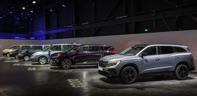 Renault Espace: wszystkie generacje; na pierwszym planie szóste, najnowsze wcielenie