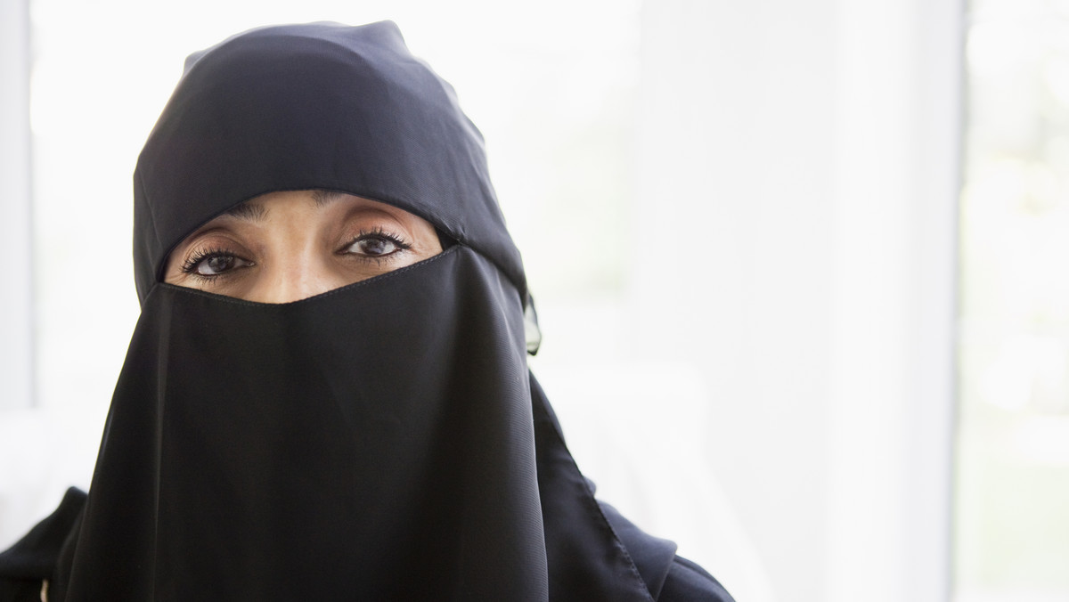 Izba Druga, czyli izba niższa parlamentu Holandii, zagłosowała za zakazem noszenia przez muzułmanki w niektórych miejscach publicznych ubrań całkowicie zasłaniających twarz, takich jak nikab albo burka. Podobne zakazy obwiązują we Francji i Belgii.