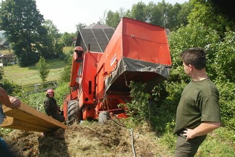 20.07.2007 Wystepa kolo Kielce (swietokrzyskie) - kombajn zjezdzal ze stromego wzniesienia, nagle wyskloczyl bieg i kombajnista nie byl juz w stanie zatrzymac maszyny. Stoczyl sie z wysokiego nasypu i uderzyl w dom.Fot. Dariusz Gacek