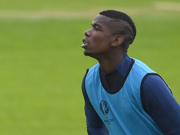 Paul Pogba z nową fryzurą z napisem: "dla naszych fanów"