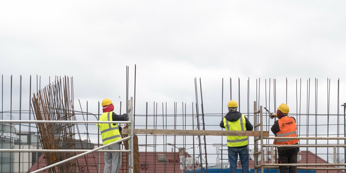 Firmy budowlane oraz mikrofirmy najczęściej deklarują możliwość zmniejszenia wynagrodzenia pracowników.