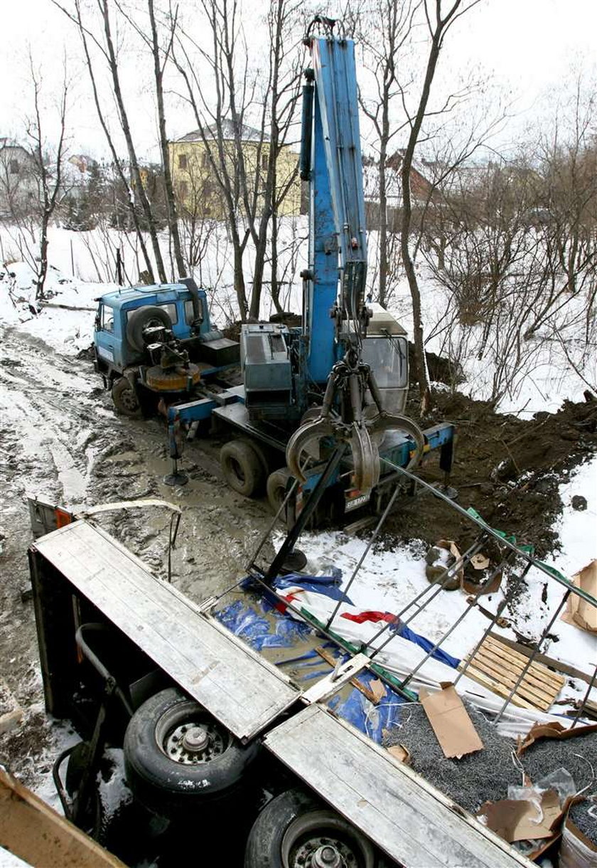 Transport gwoździ wpadł do rzeki