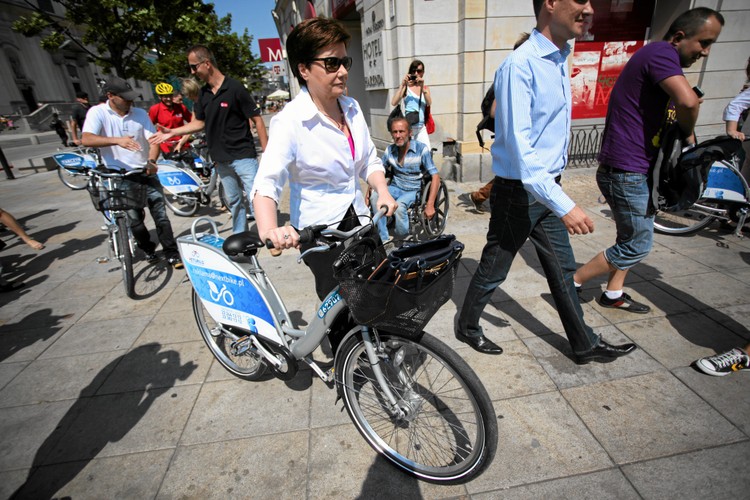 Hanna Gronkiewicz-Waltz za punkt honoru wzięła nie tylko usprawnienie komunikacji, ale także ekscentryczne urozmaicenie jesieni. Zgodnie z letnimi obietnicami niedługo powinny być gotowe… siłownie plenerowe. Kto chętny na poprawienie muskulatury ciała na mrozie?