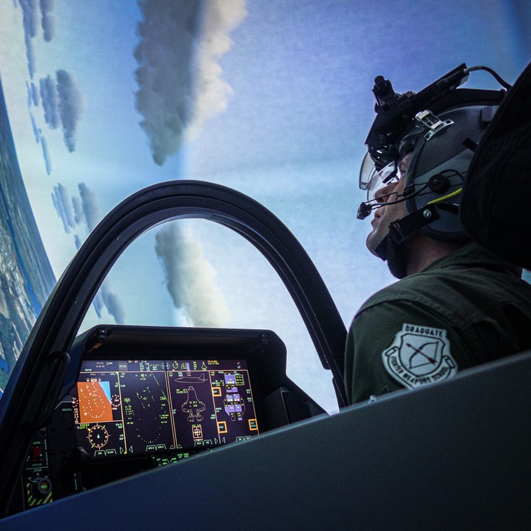 Symulatory pełnią kluczową rolę w szkoleniu pilotów F-35, ponieważ są to maszyny jednoosobowe i loty szkolne z instruktorem nie są możliwe. Docelowo piloci F-35 połowę szkolenia mają spędzać w symulatorach. Pozwoli to zmniejszyć koszty i zużycie maszyn.