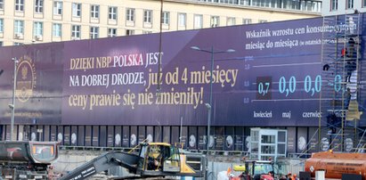 Oplakatowali NBP twierdząc, że "ceny prawie się nie zmieniły". Jak jest naprawdę? Sprawdziliśmy