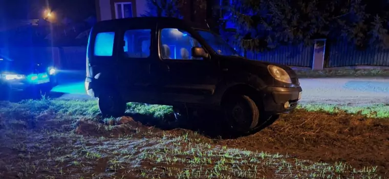 Zjechał samochodem na pobocze i zawisł na kamieniu. W alkomacie zabrakło skali