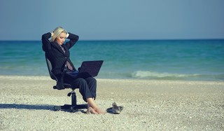 Prawo do bycia offline. Czy na urlopie trzeba odebrać telefon od szefa?