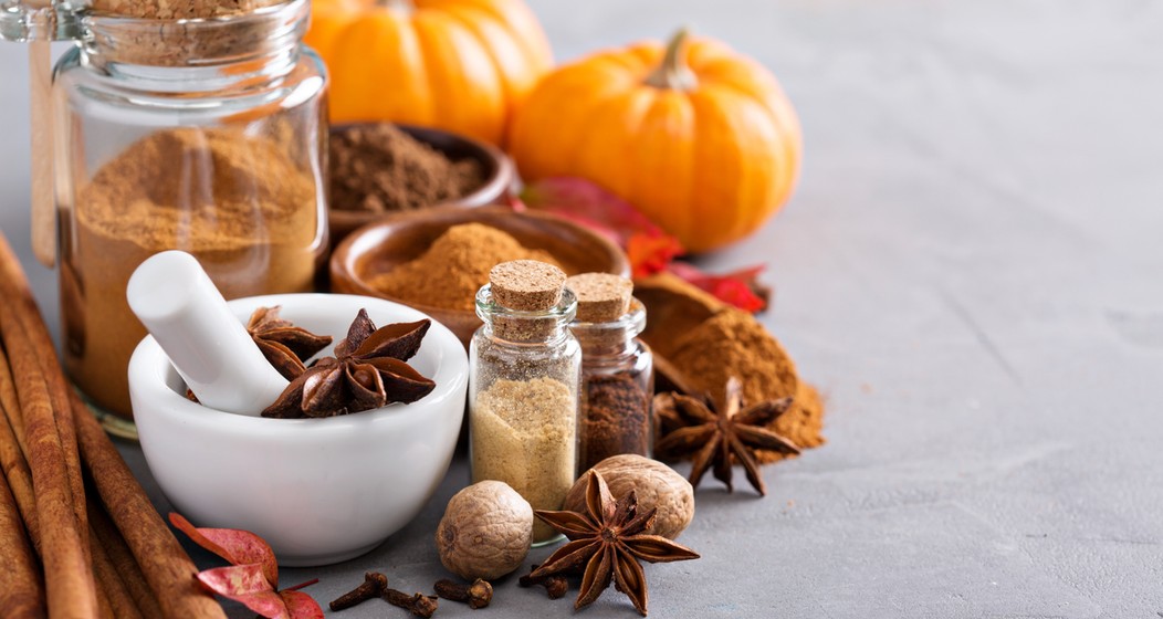 Pumpkin Spice ist würzig und sehr vielseitig und kann zum Beispiel zum Verfeinern von Latte Macchiato verwendet werden.