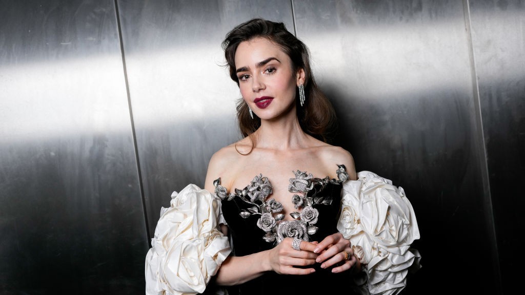 Lily Collins a világ legmerészebb ékszer-melltartójában lépett vörös szőnyegre