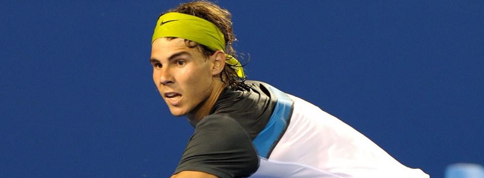 <b>9. Hiszpański tenisista Rafael Nadal</b>
<br>
<br>
Łączne zarobki: 44,5 mln dol.
<br>
Pensja i nagrody: 14,5 mln dol.
<br>
Kontrakty reklamowe: 30 mln dol.
<br>
<br>
Nadal miał świetny sezon sportowy - wygrał aż 75 spotkań, przegrał zaledwie 7 razy, co dało mu pierwsze miejsce w światowym rankingu.
<br>
<br>
Sukcesy na korcie zapewniły mu premię od sponsorów - jego umowa z Nike jest bowiem tak skonstruowana, że na jego zarobki znaczący wpływ ma pozycja w rankingu na koniec sezonu. Oprócz tego tenisista zarabia na kontraktach z takimi firmami jak: Babolat, Mapfre, Banc Sabadell Atlantico, Richard Mille, Kia Motors, Mueller i Poker Stars.
