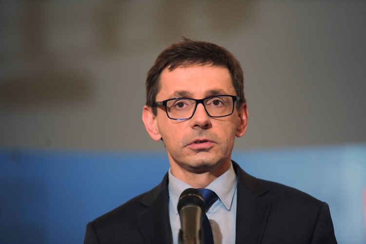 <b>Mikołaj Budzanowski - z Ministerstwa Skarbu do spółki Karkosika</b>
<br>
<br>
Budzanowski tekę ministra skarbu stracił w kwietniu, po podpisaniu przez EuRoPol Gaz i Gazprom memorandum w sprawie budowy przechodzącej przez Polskę drugiej nitki gazociągu Jamał – Europa, o czym nie miał wystarczającej wiedzy (a tym samym nie miał jej także premier).
<br>
<br>
W lipcu został wiceprezesem Boryszewa, kontrolowanej przez Romana Karkosika spółki giełdowej. Budzanowski odpowiada w niej za rozwój. Jak twierdzi, angażował się wcześniej w projekty energetyczne oraz inwestycyjne (współtworzył Polskie Inwestycje Rozwojowe) i te doświadczenia wykorzystuje w nowej pracy.