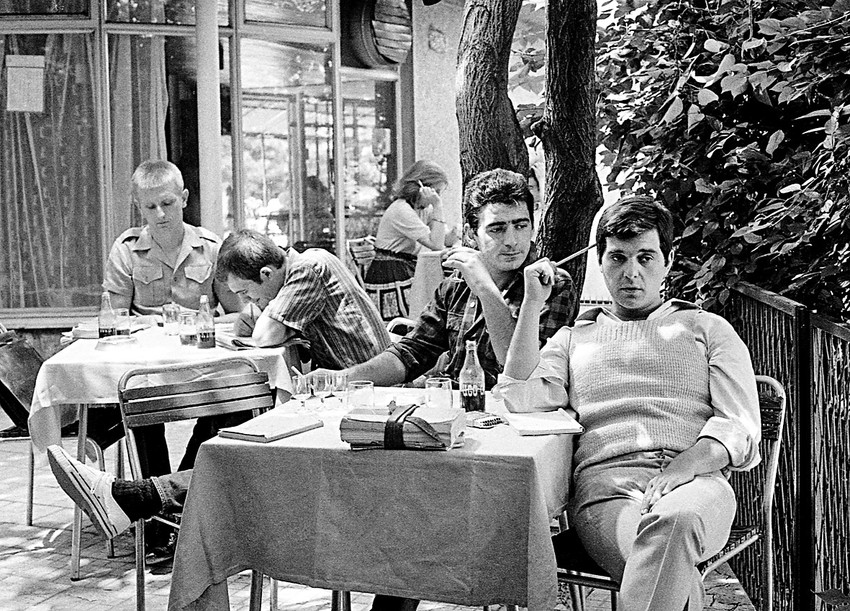 Boca (Bogdan Diklić), Uške (Aleksandar Berček). Miki Rubiroza (Miki Manojlović) i Bane Bumbar (Branko Cvejić), kultna serija "Grlom u jagode"