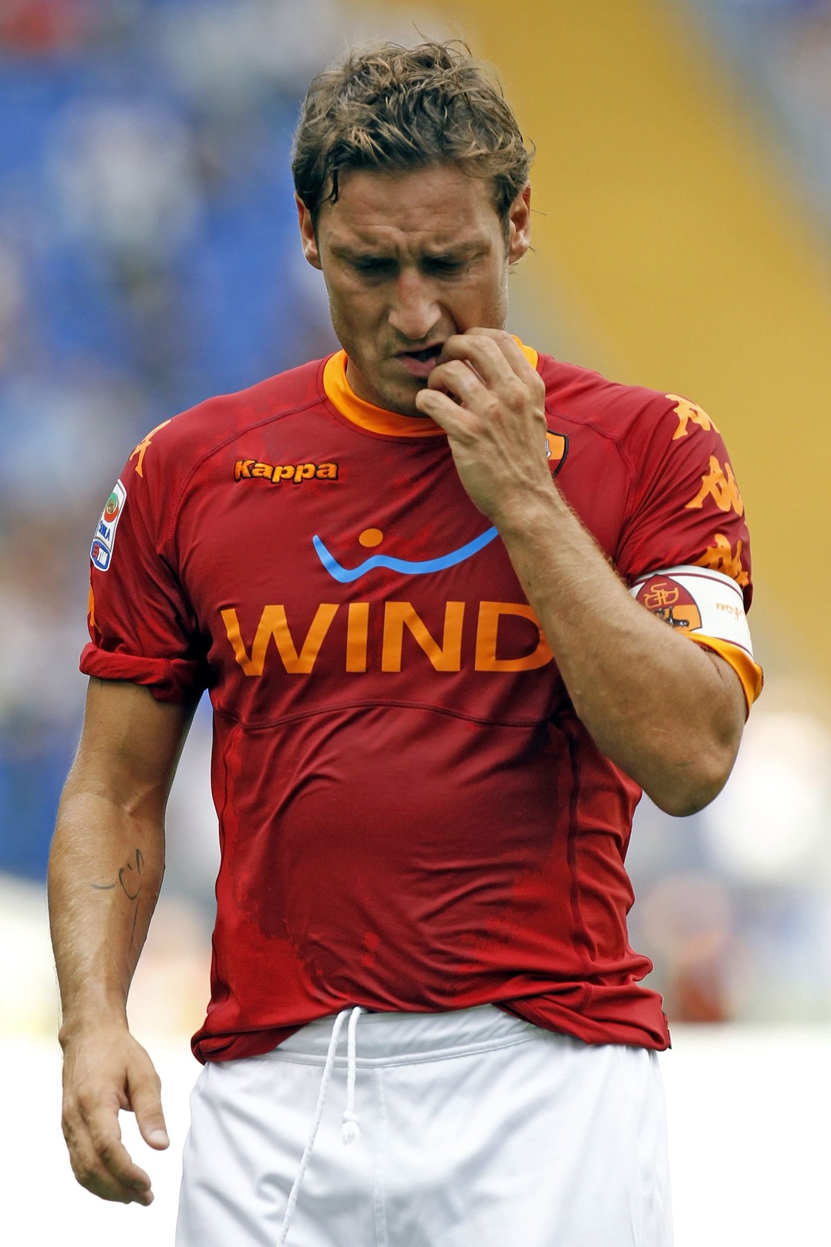 франческо тотти темный фон. зарплата дзюбы в секунду. альваро мората ювентус. заработная плата в час в россии. средняя зарплата учителей по регионам.