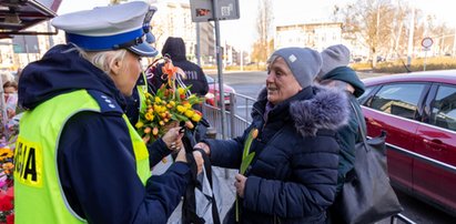 Zaskakująca akcja policji w Szczecinie. Zamiast mandatów były kwiaty