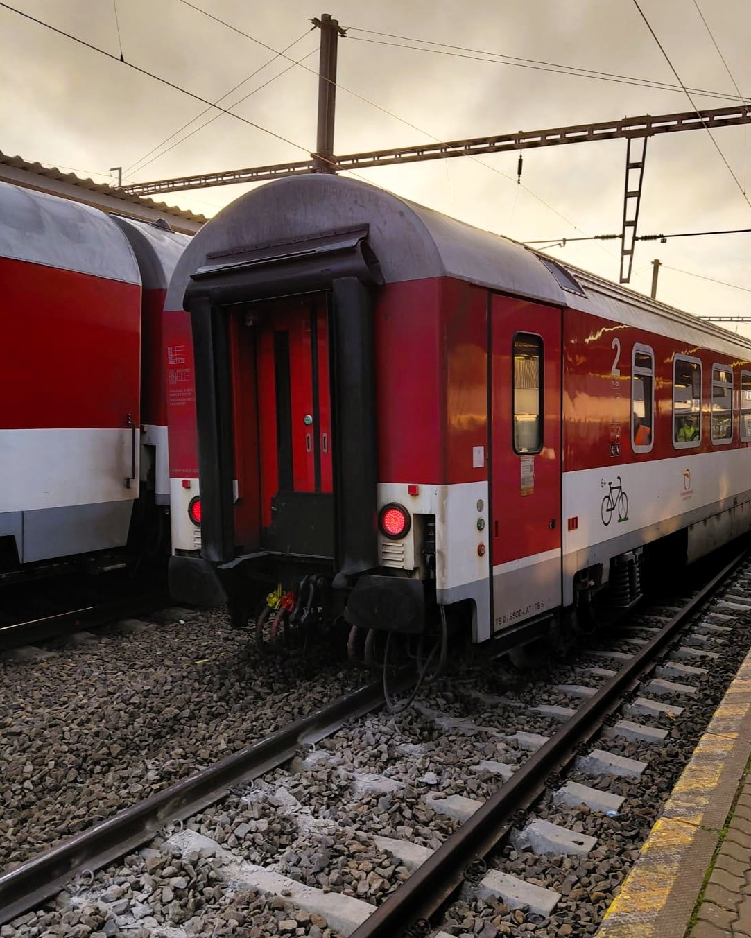 Na železničnej stanici v Košiciach sa vykoľajil vozeň vlaku.