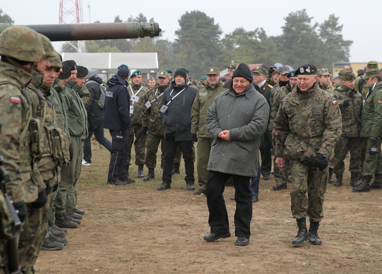 Generał Mirosław Różański (z prawej) w październiku 2015 r.