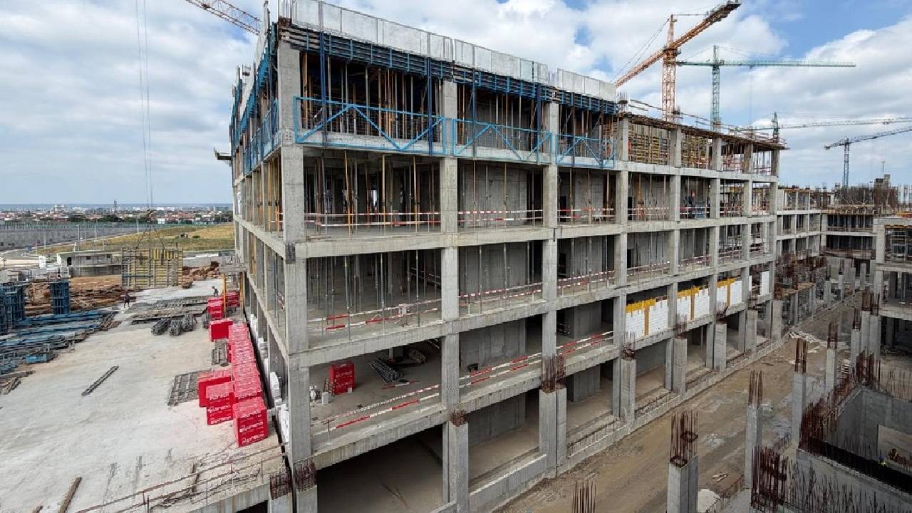 Când vor fi gata spitalele regionale din Craiova, Iași și Cluj, promise acum mai bine de 10 ani și amânate din nou