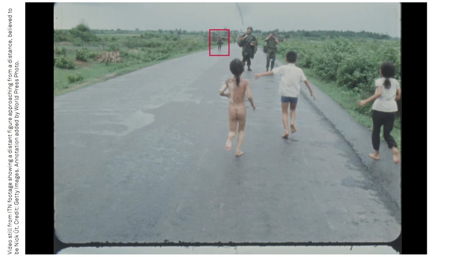 Na video snimku se vidi da zamućena figura, za koju se veruje da je Ut, stoji prilično daleko nedugo pošto je nastala „Napalm devojčica" | Foto: Getty Images/World Press Photo