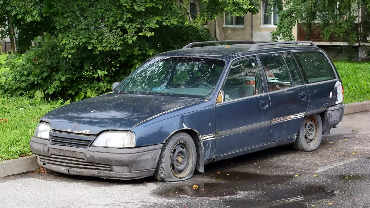 Porzucony Opel Omega A Kombi