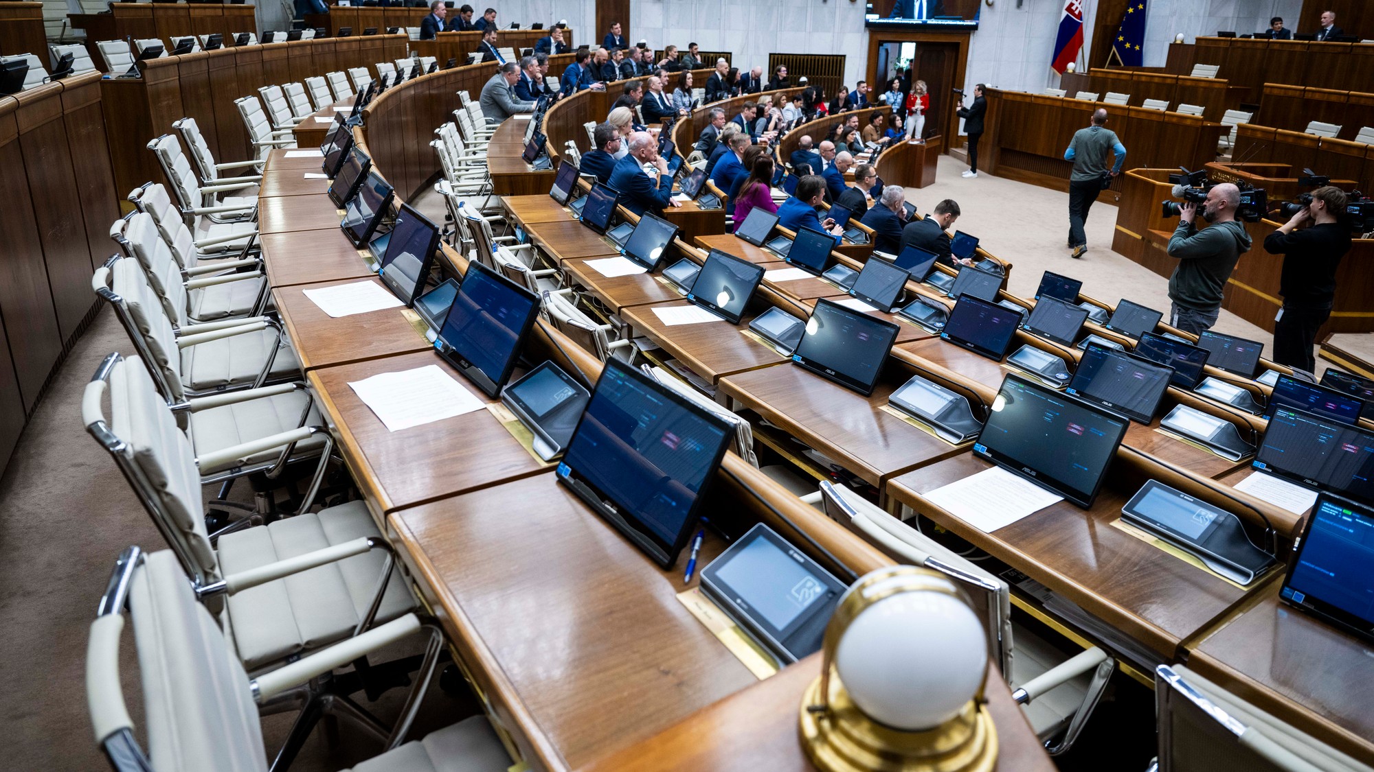Prázdne lavice koaličných poslancov pred hlasovaním o otvorení mimoriadnej schôdze k odvolávaniu ministra životného prostredia Tomáša Tarabu.