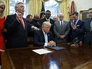 Donald Trump po podpisaniu proklamacji o narodowym dniu modlitwy, Waszyngton, wrzesień 2017 r.