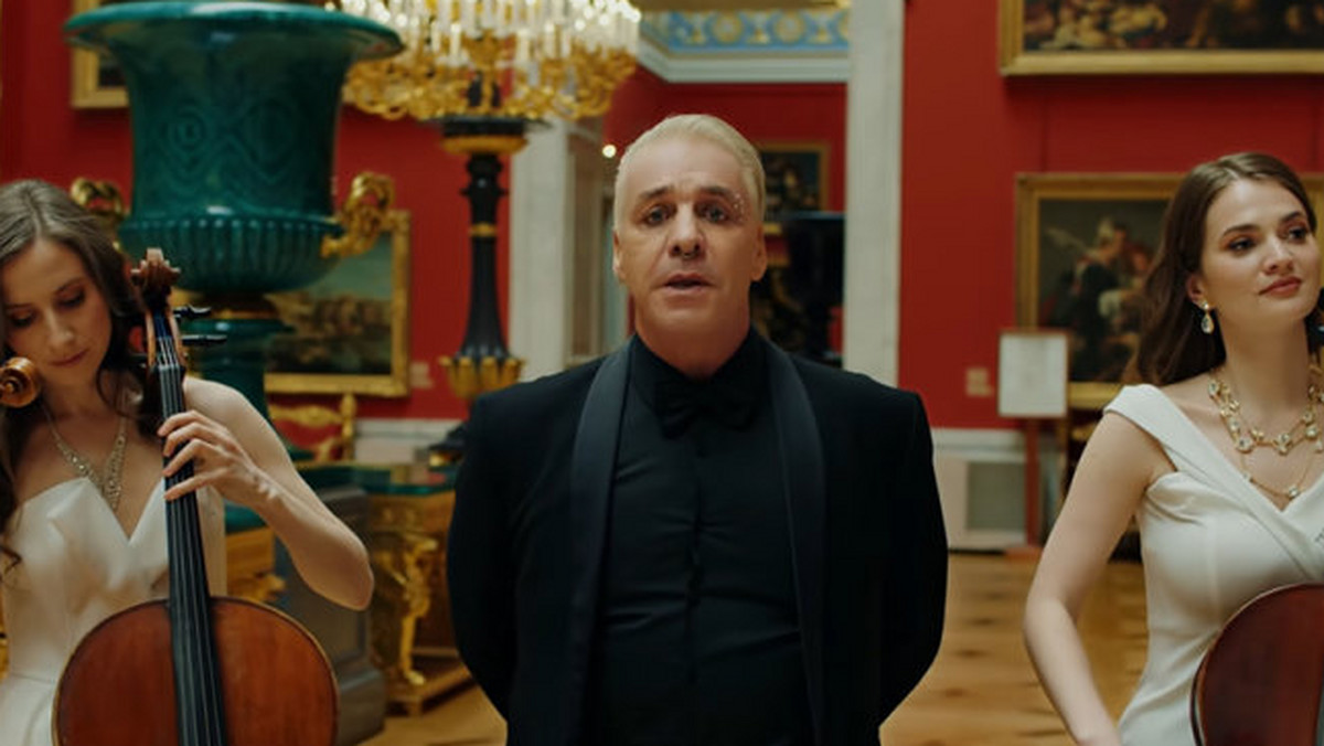 Lider niemieckiego zespołu Rammstein Till Lindemann opublikował nowy teledysk do piosenki "Favorite City", którą wykonał po rosyjsku. Klip został nakręcony w państwowym muzeum w Petersburgu - Ermitaż.
