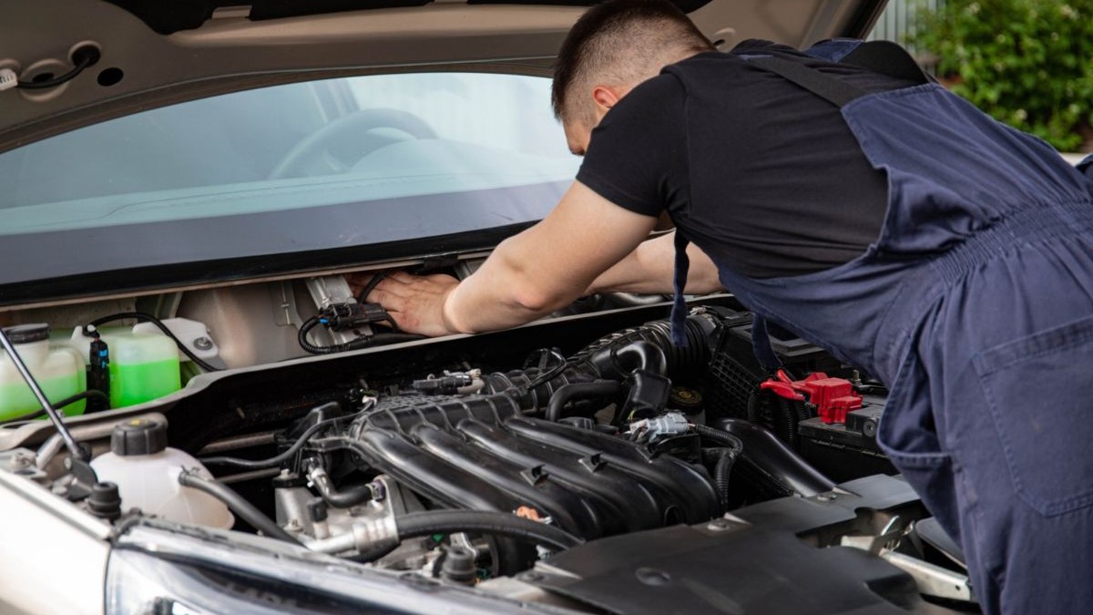 Mașină second-hand cu puțini kilometri sau bine întreținută? Ce verifici înainte să alegi