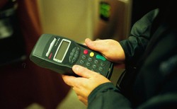 Seria ataków na kontrolerów biletów w Krakowie. Tym razem poszkodowana trafiła do szpitala