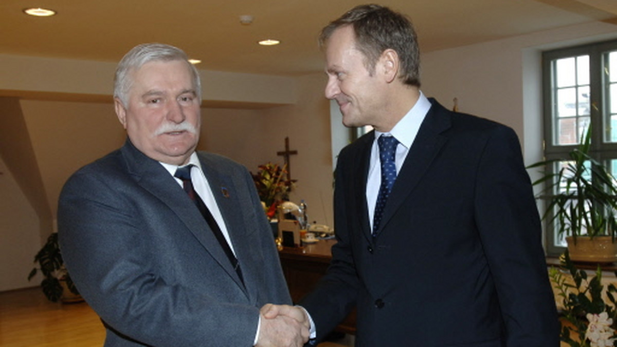 - To, że prezydent Lech Kaczyński twierdzi, że byłem agentem mnie nie zabolało, tylko zwracam uwagę temu panu, że przysięgał, że będzie stal na straży prawa. Prezydent zna wyrok sądu - ja mam status pokrzywdzonego - powiedział w wywiadzie dla radia RMF FM Lech Wałęsa.