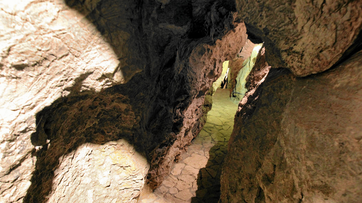 Po zimowej przerwie turyści mogą zwiedzać trzy jaskinie w rezerwacie Kadzielnia w Kielcach. 140-metrową trasę łączącą groty, w 2015 r. odwiedziło 12 tys. osób. Sezon turystyczny ruszył z początkiem kwietnia i potrwa do końca października.
