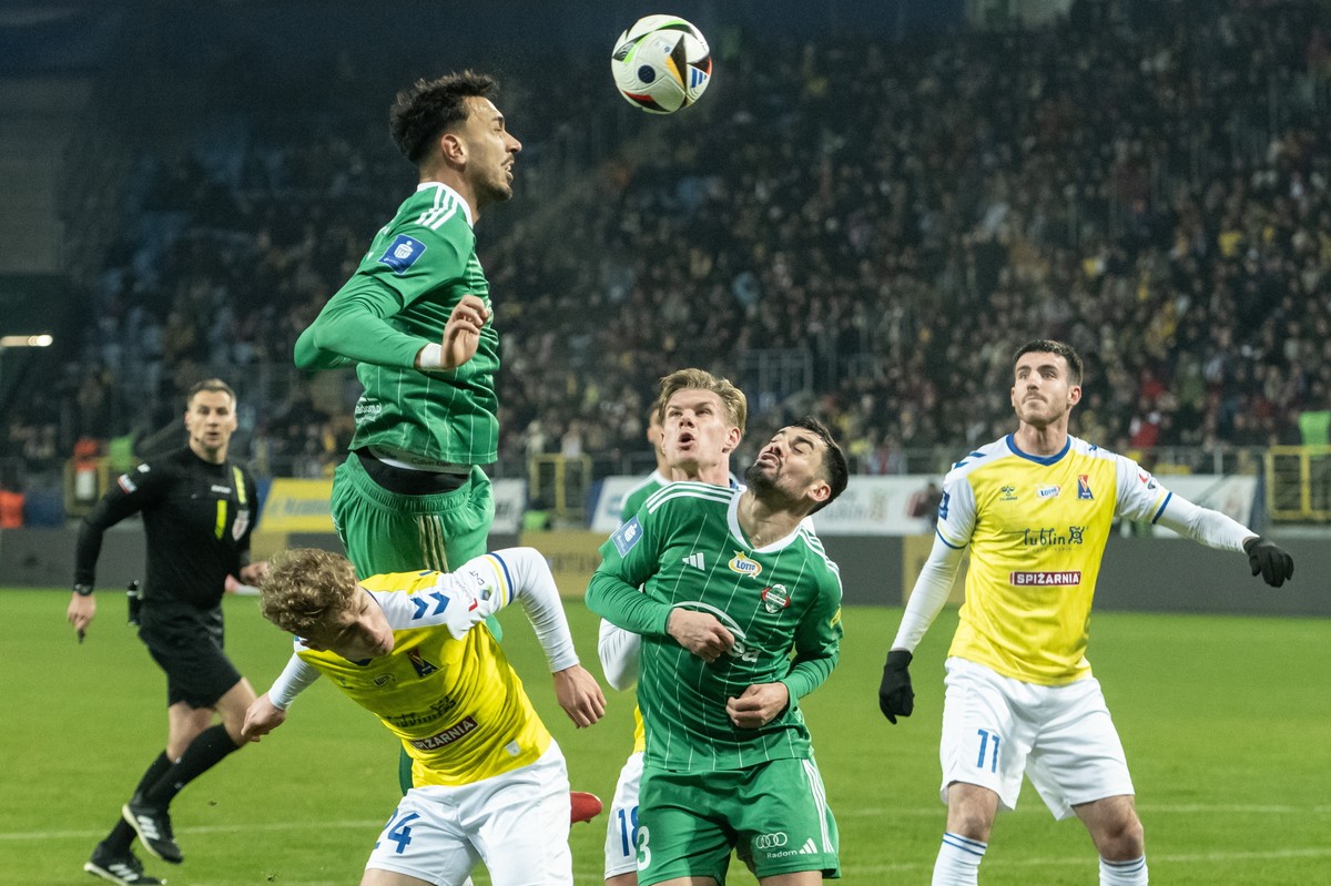 Zawodnicy Motoru Lublin Filip Luberecki (L-dół) i Kaan Caliskaner (P) oraz Leonardo Rocha (L-góra) i Jan Grzesik (2P) z Radomiaka Radom podczas meczu 17. kolejki piłkarskiej Ekstraklasy