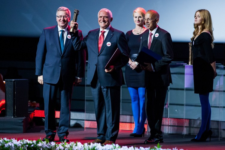 Prezydent Bronisław Komorowski (L) wręcza nagrodę w kategorii obecność na rynku globalnym dla prezesa firmy Delphia Yachts Kot Wojciecha Kota (C) podczas gali Nagrody Gospodarczej Prezydenta RP, 2 bm. w Poznaniu. Z prawej dr Wiesław Rozłucki